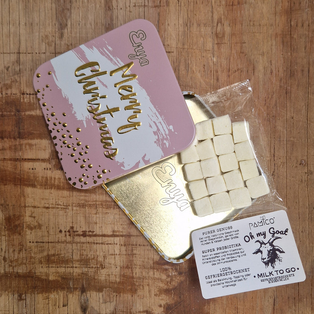 Personalisierte Metall Leckerlibox mit Ziegenmilch Würfeln Pamico